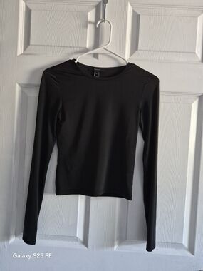 (S)Black Long-Sleeve Crewneck Top